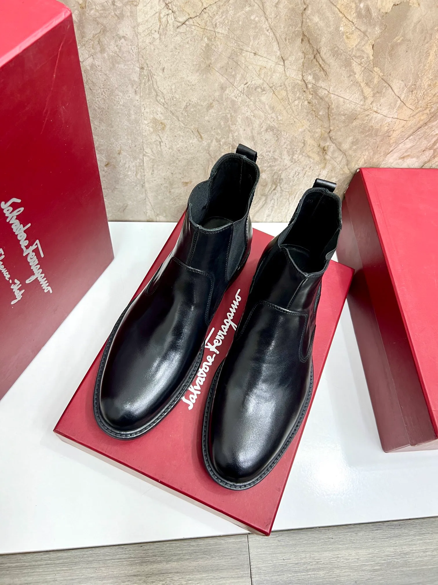 Original order quality: Men's shoes 💰700 Brand: Ferragamo (Ferragamo) One size larger: Men's size 38-44 (45 customized) Grade: Same style as the official website High-end men's shoes Material: Original cowhide, cowhide lining, original outsole Style category: Chelsea men's boots Fashion trend Color: Actual picture